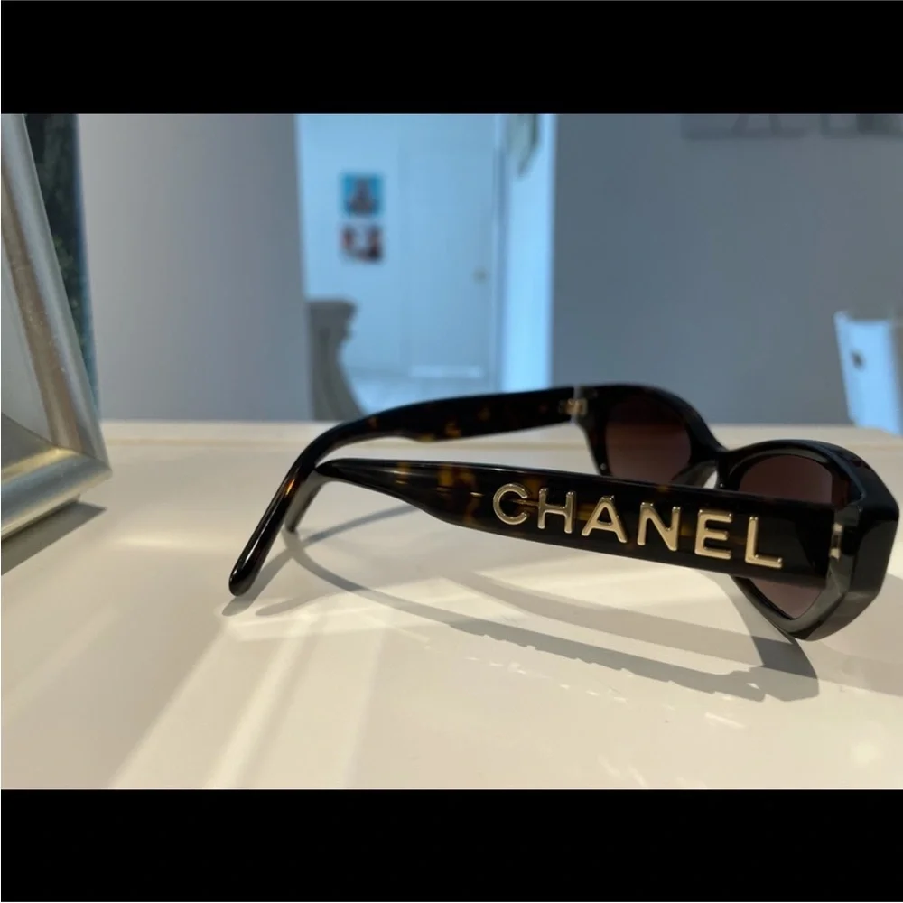 New Chanel Limited Edition rectangle sunglasses A71280 from 2018 collection.